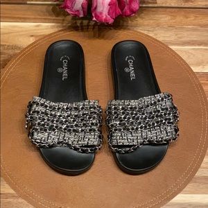 Black chain sandle
